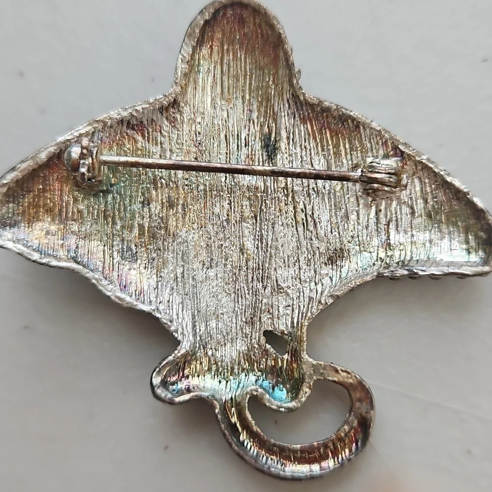 Silvertone & Rhinestone Eyes Sting Ray 3D Brooch